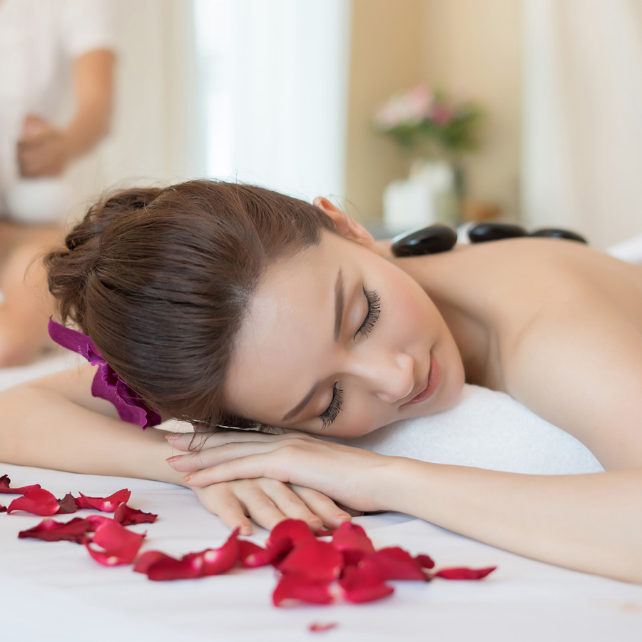 Uma mulher recebendo uma massagem em um spa.