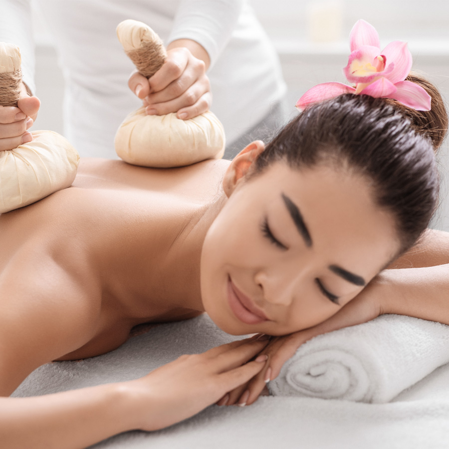 Uma mulher recebendo uma massagem nas costas em um spa.